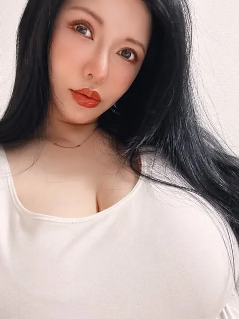 Anri Okita ในชุดสีแดงจาก Instagram ทางการ @anri_okita