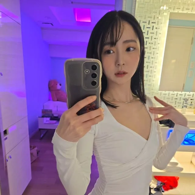 Minoshima Meguri (美ノ嶋めぐり) ในลุคชุดสีขาว จาก Instagram @minoshimameguri