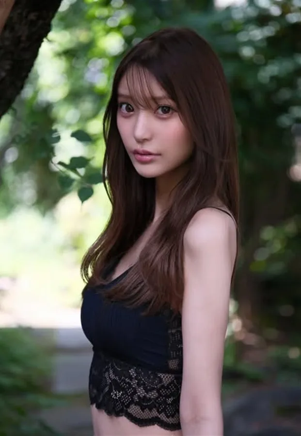 ภาพพอร์ตเทรตชุดลูกไม้สีดำในสวนจาก Instagram ทางการ