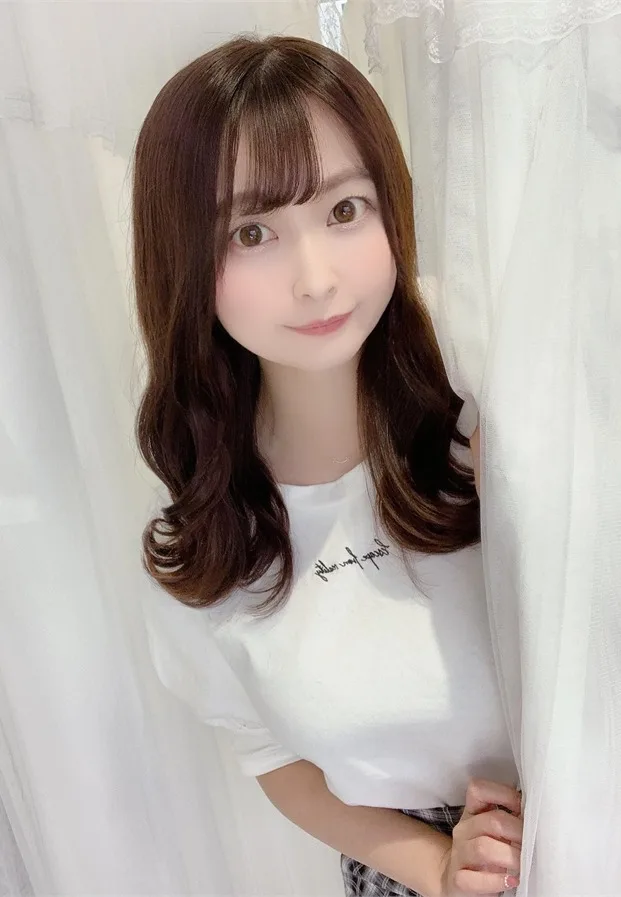 ภาพบุคคลยืนอยู่ข้างม่านสีขาว
