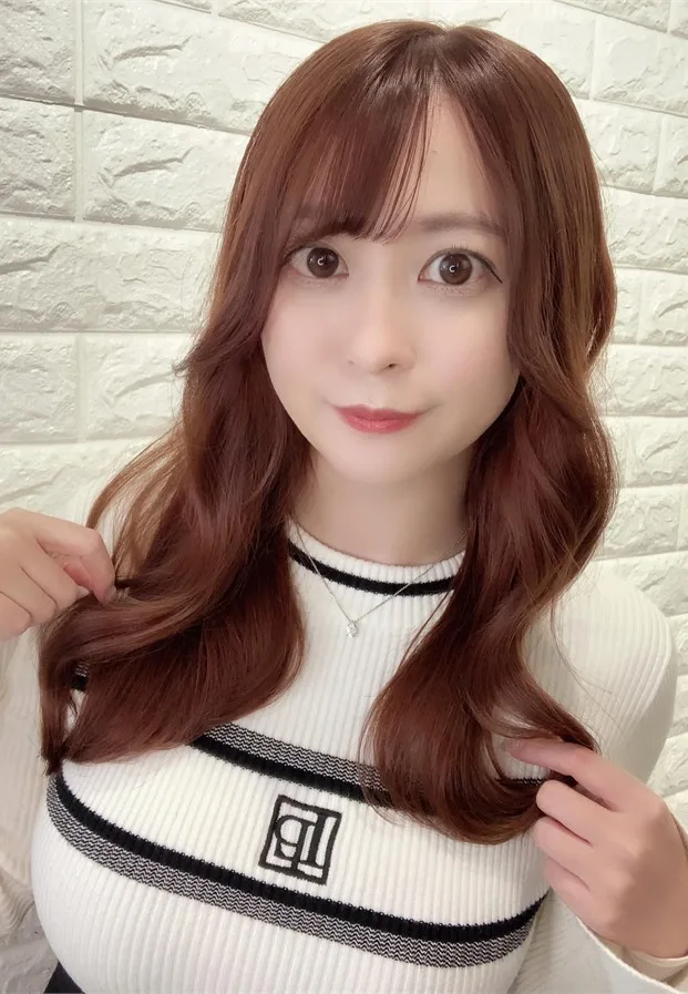 ภาพบุคคลในเสื้อไหมพรมสีขาว